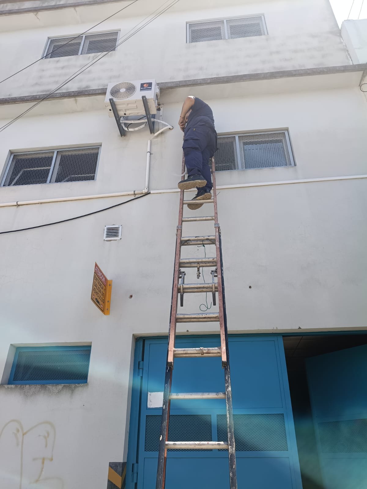 Trabajo de instalación y refrigeración por Tecniclima